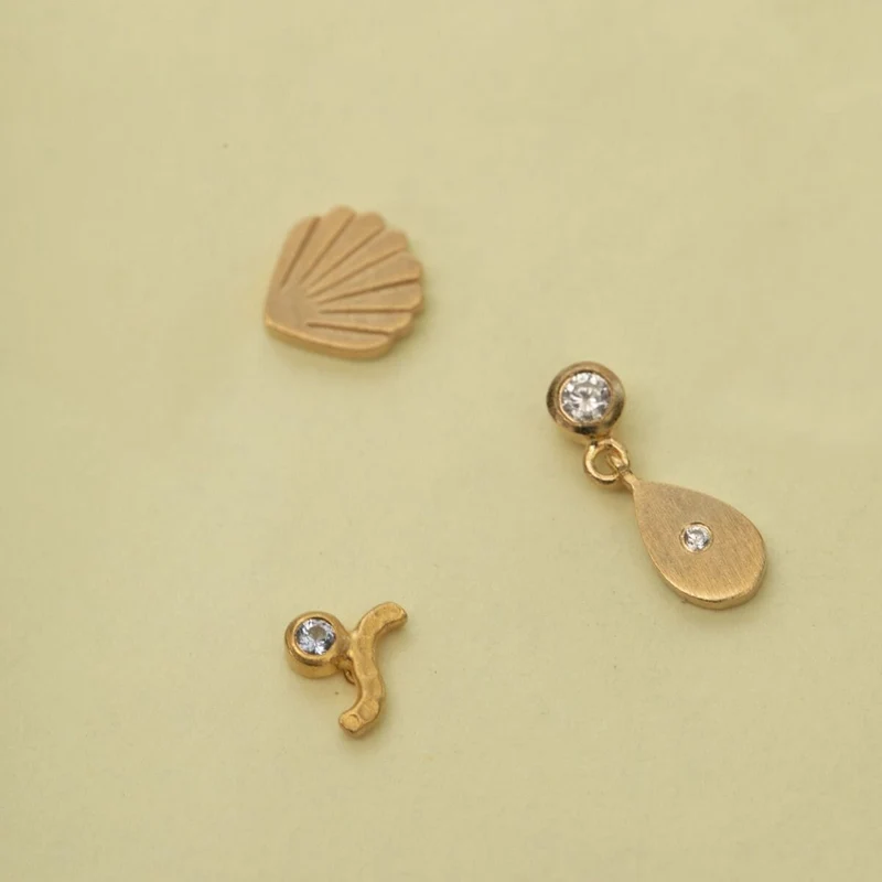 Stine A - Petit Shell Earring Golden - 1030-02-S