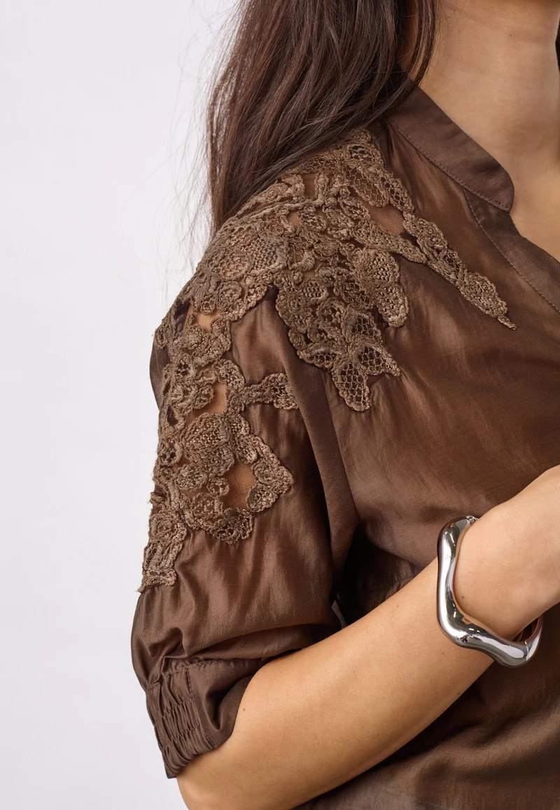 Co´Couture - Kawacc Emb. Ss V-Shirt 500223 - 20003 - Dark Brown