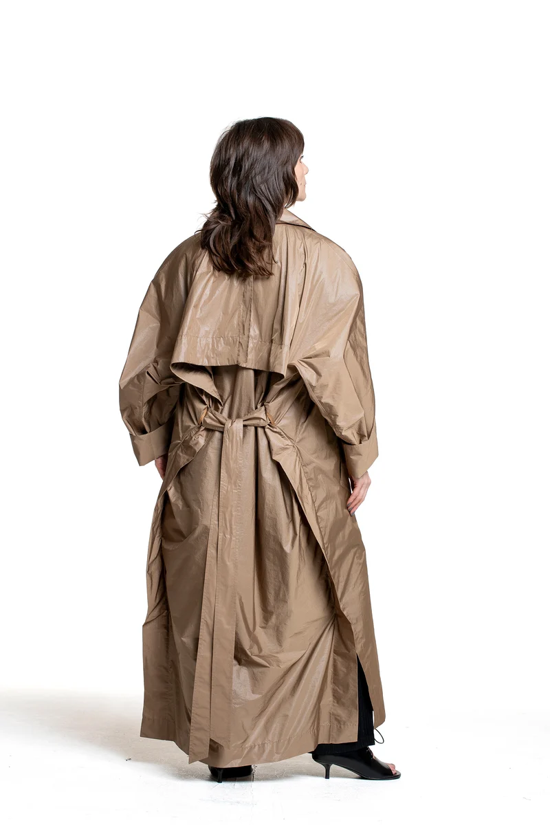 Issey Miyake Damen Oversized Mantel AERIAL STEEL beige