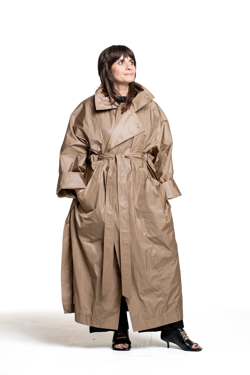 Issey Miyake Damen Oversized Mantel AERIAL STEEL beige