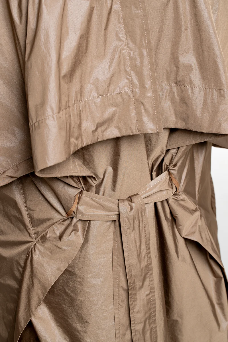 Issey Miyake Damen Oversized Mantel AERIAL STEEL beige