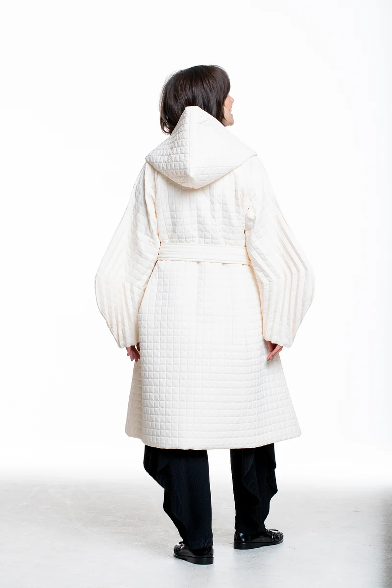 Issey Miyake Damen Mantel PLEATED GRID off-white
