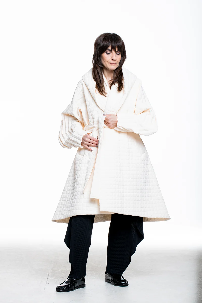 Issey Miyake Damen Mantel PLEATED GRID off-white