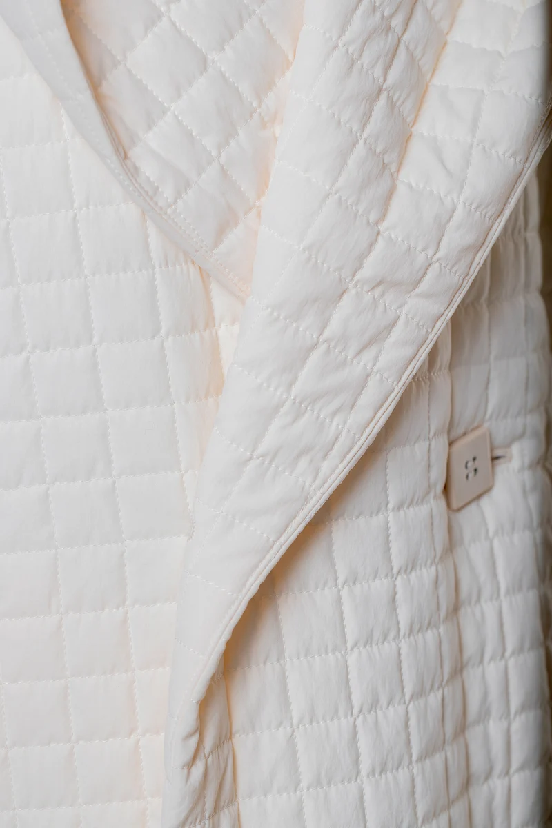 Issey Miyake Damen Mantel PLEATED GRID off-white