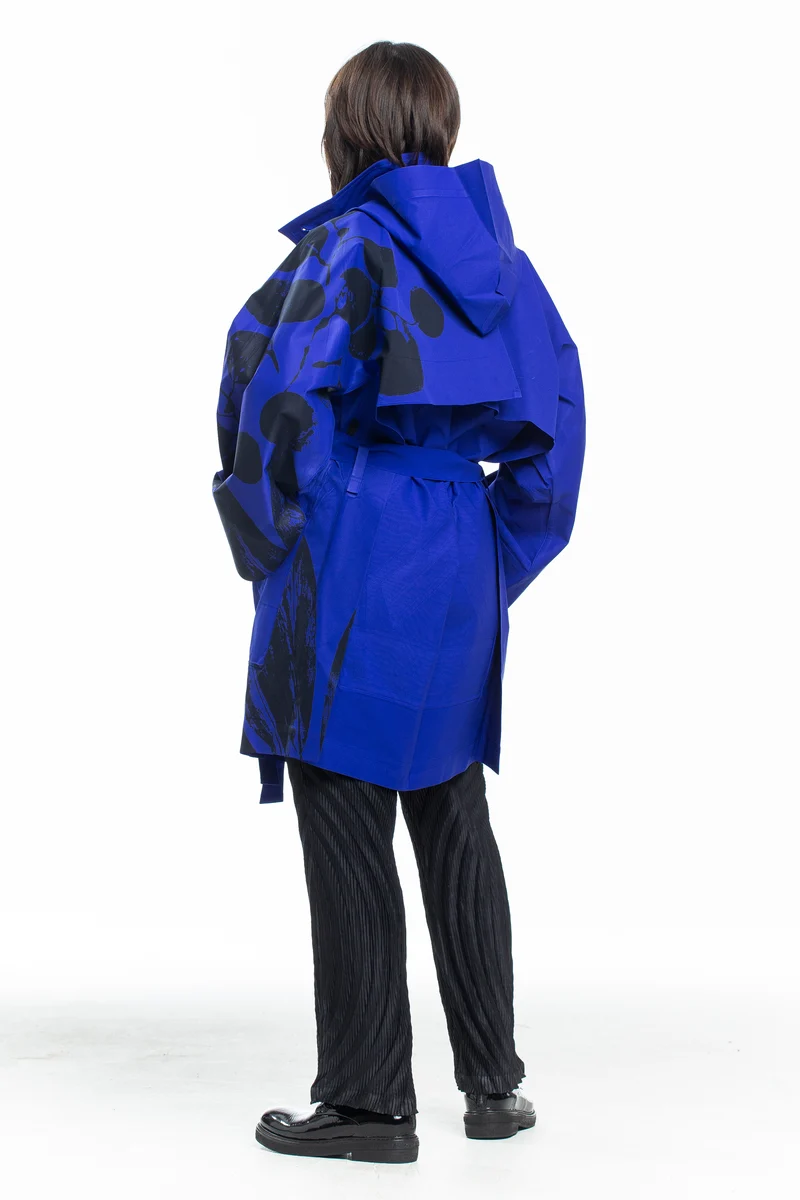 Issey Miyake Damen Mantel mit Tupfenprint blau schwarz