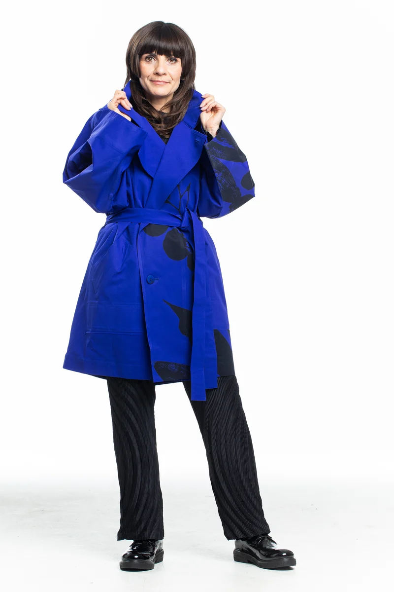 Issey Miyake Damen Mantel mit Tupfenprint blau schwarz