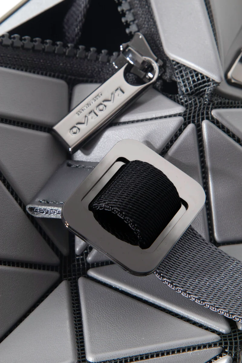 BAO BAO ISSEY MIYAKE Umhängetasche CARTON MATTE grau