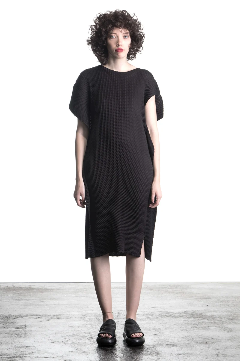 Issey Miyake Damen Midi-Kleid mit Plissée Waben Struktur schwarz