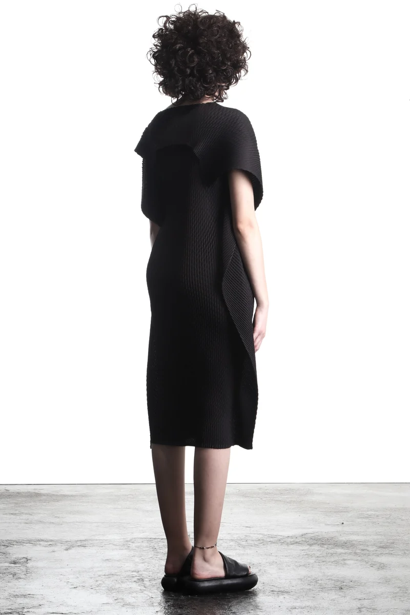 Issey Miyake Damen Midi-Kleid mit Plissée Waben Struktur schwarz