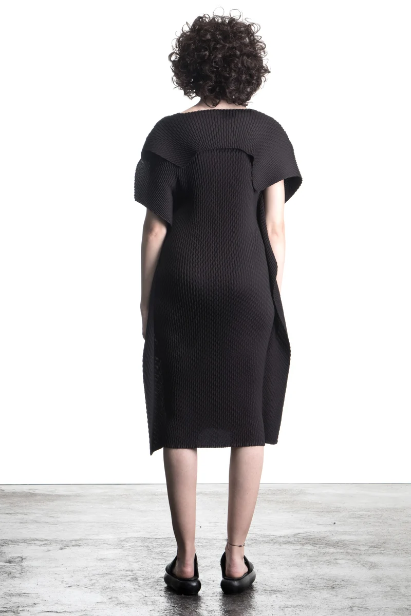 Issey Miyake Damen Midi-Kleid mit Plissée Waben Struktur schwarz