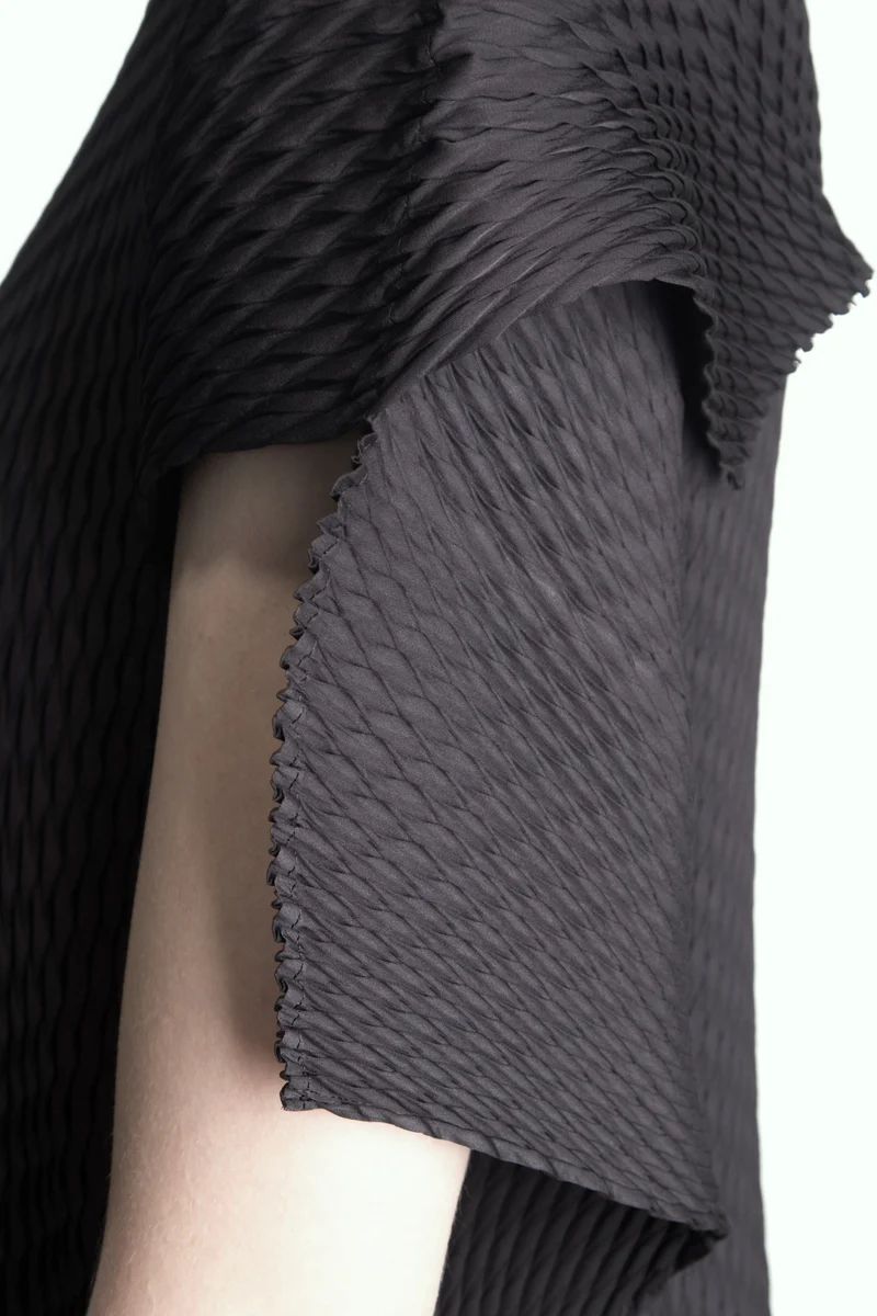 Issey Miyake Damen Midi-Kleid mit Plissée Waben Struktur schwarz