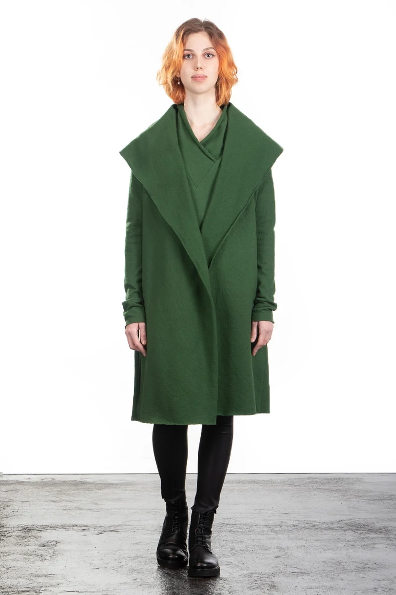 Katharina Hovman Damen lange Schalkragenjacke aus Merinowolle grün