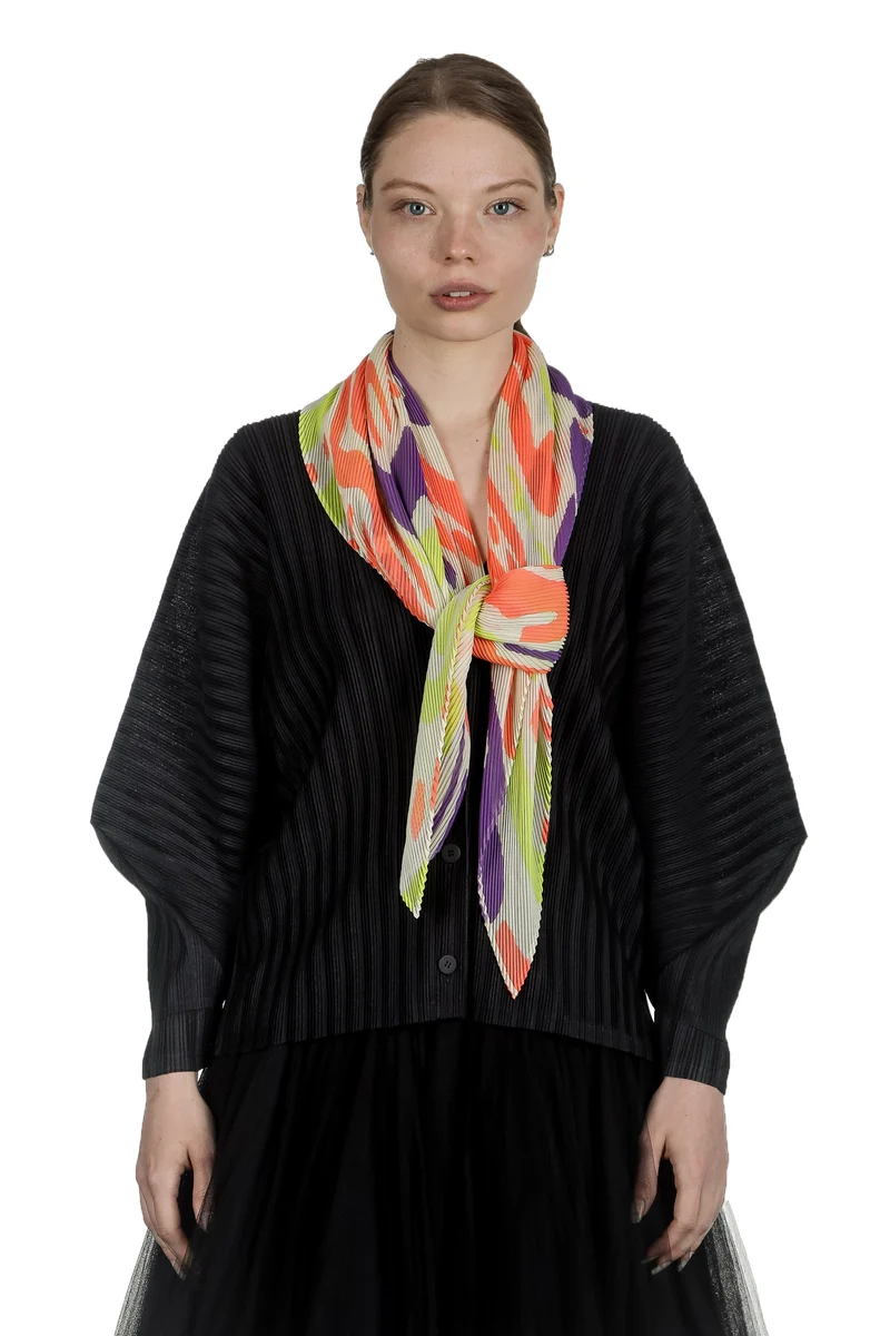 ISSEY MIYAKE PLEATS PLEASE Schal mit grafischem Print mehrfarbig