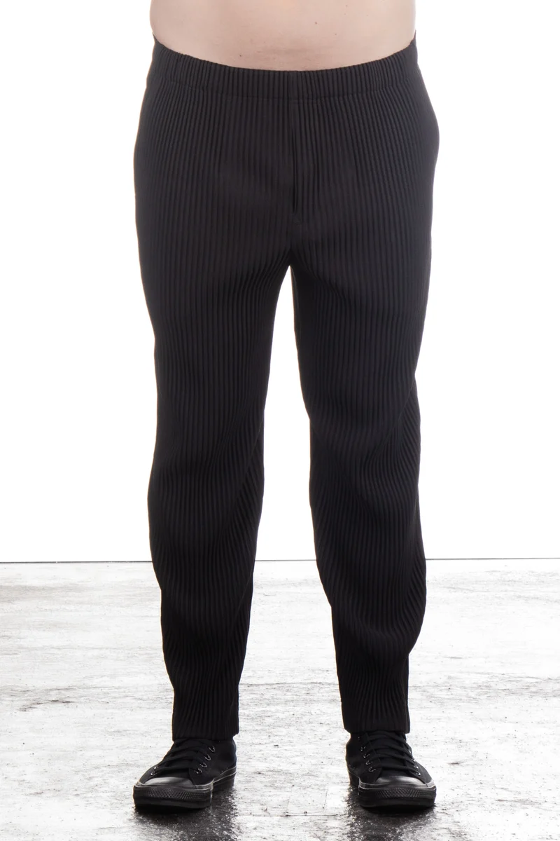 Homme Plissé Issey Miyake Herren Hose schmales Bein schwarz