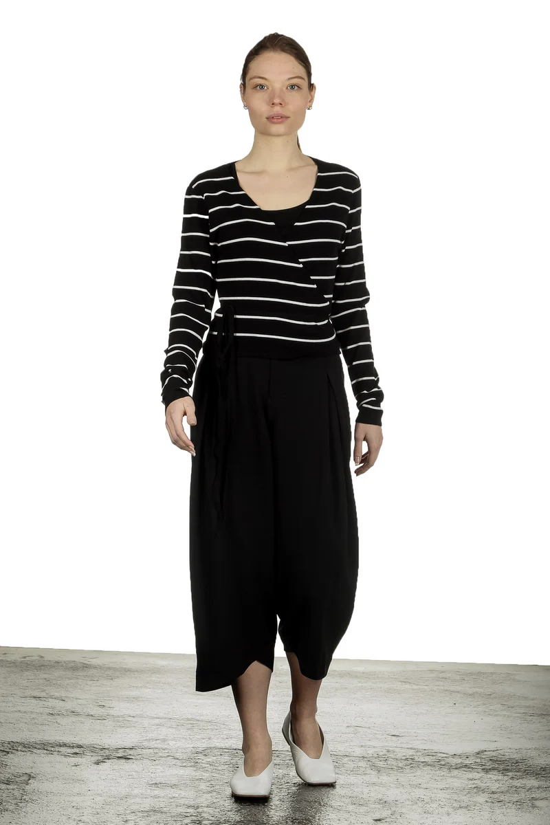 Sarah Pacini Damen Wickeljacke mit graphischem Print schwarz weiß