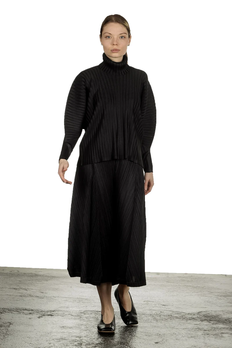 Pleats Please Issey Miyake Damen Plissiertes Langarmshirt mit Rollkragen schwarz