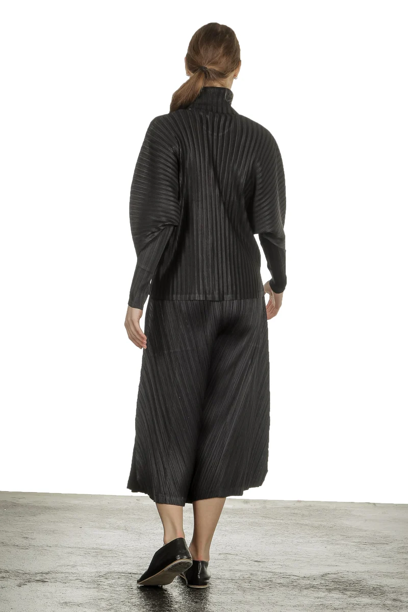 Pleats Please Issey Miyake Damen Plissiertes Langarmshirt mit Rollkragen schwarz