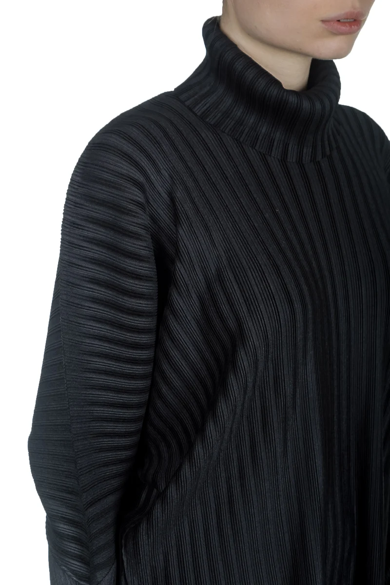 Pleats Please Issey Miyake Damen Plissiertes Langarmshirt mit Rollkragen schwarz