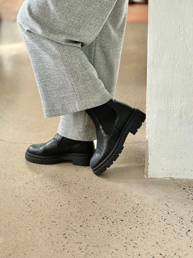 Sonja Chelsea boots — Black