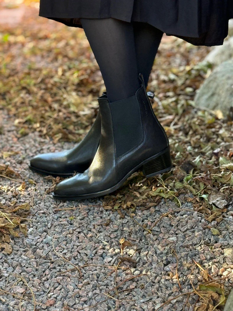 Elsy Chelsea boots — Black