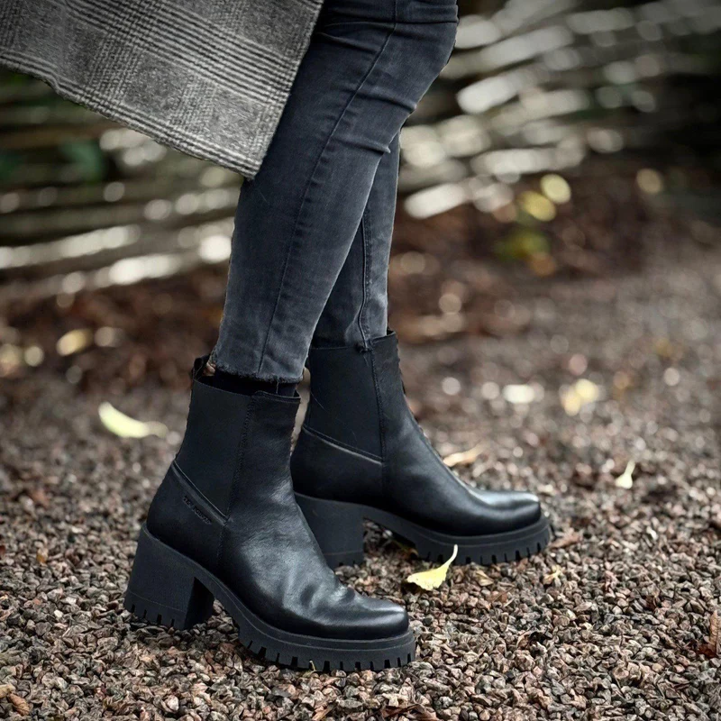 Ylva Chelsea boots — Black