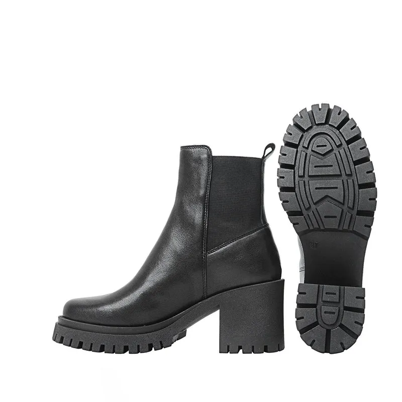 Ylva Chelsea boots — Black