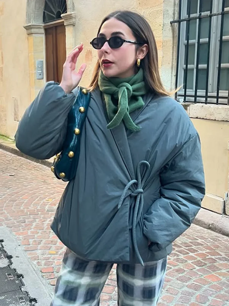 Damen Steppjacke mit V-Ausschnitt, Schnürverschluss und Taschen – Liora