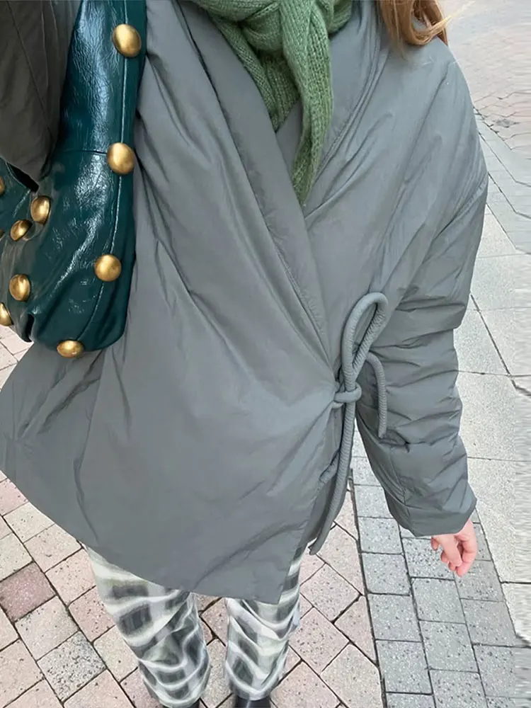 Damen Steppjacke mit V-Ausschnitt, Schnürverschluss und Taschen – Liora