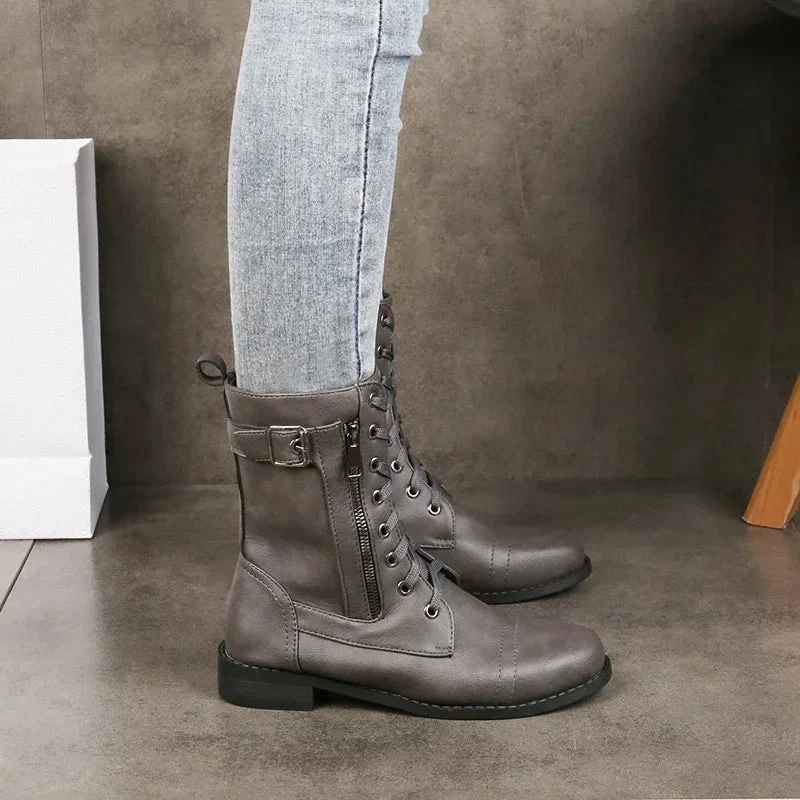 Hohe Damen Stiefel mit Schnürung, Seitenreißverschluss und Schnallendetail Calvessa