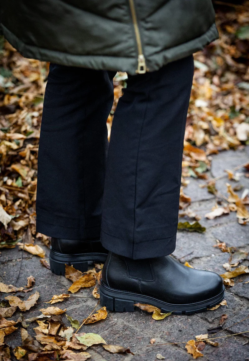Cecilia Chelsea boots — Black