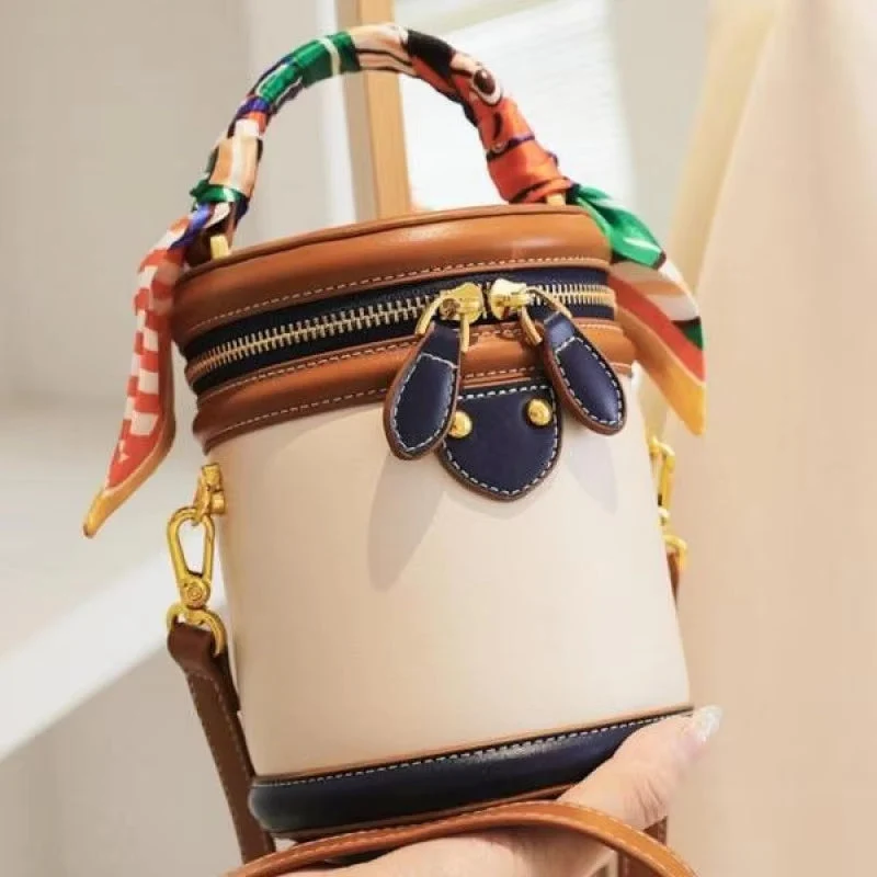 Norvella Bucket Tasche mit verstellbarem Gurt und Reißverschluss