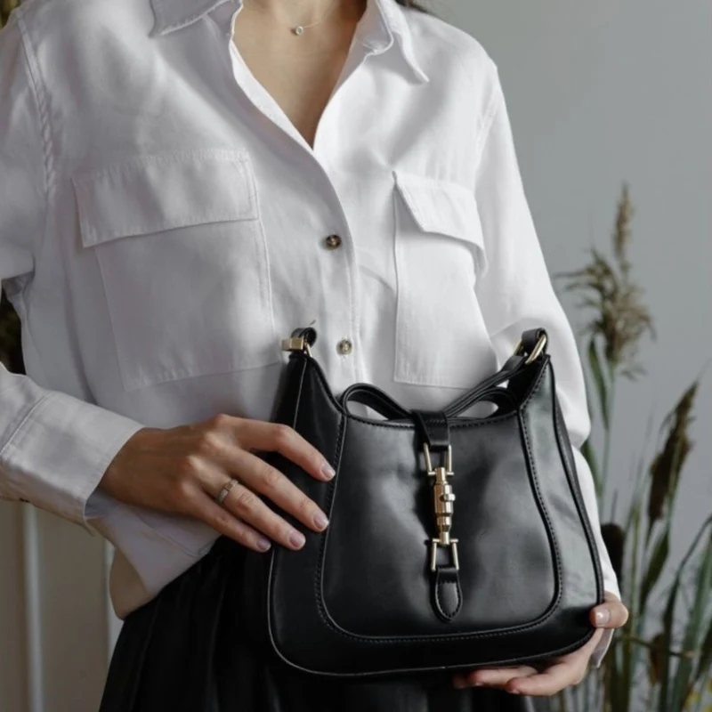 Calindra Schultertasche mit verstellbarem Gurt und Schnallenverschluss