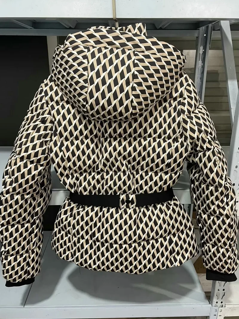 Damen Winterjacke mit Kapuze, Gürtel und wattierter Füllung – Cirella