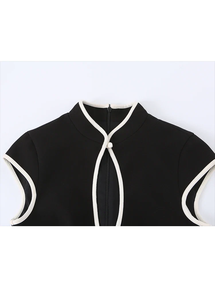 Élodine Damen Minikleid mit Kontrastdetails und Cut-out Design