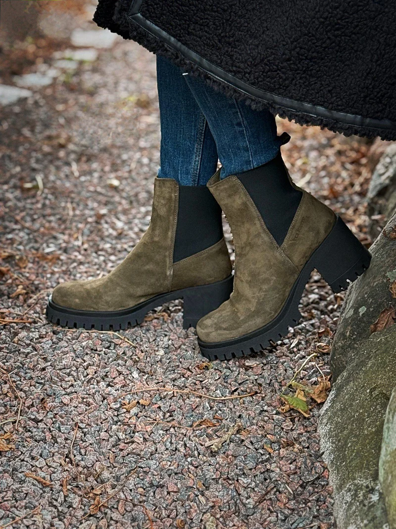 Ylva Chelsea boots — Olive