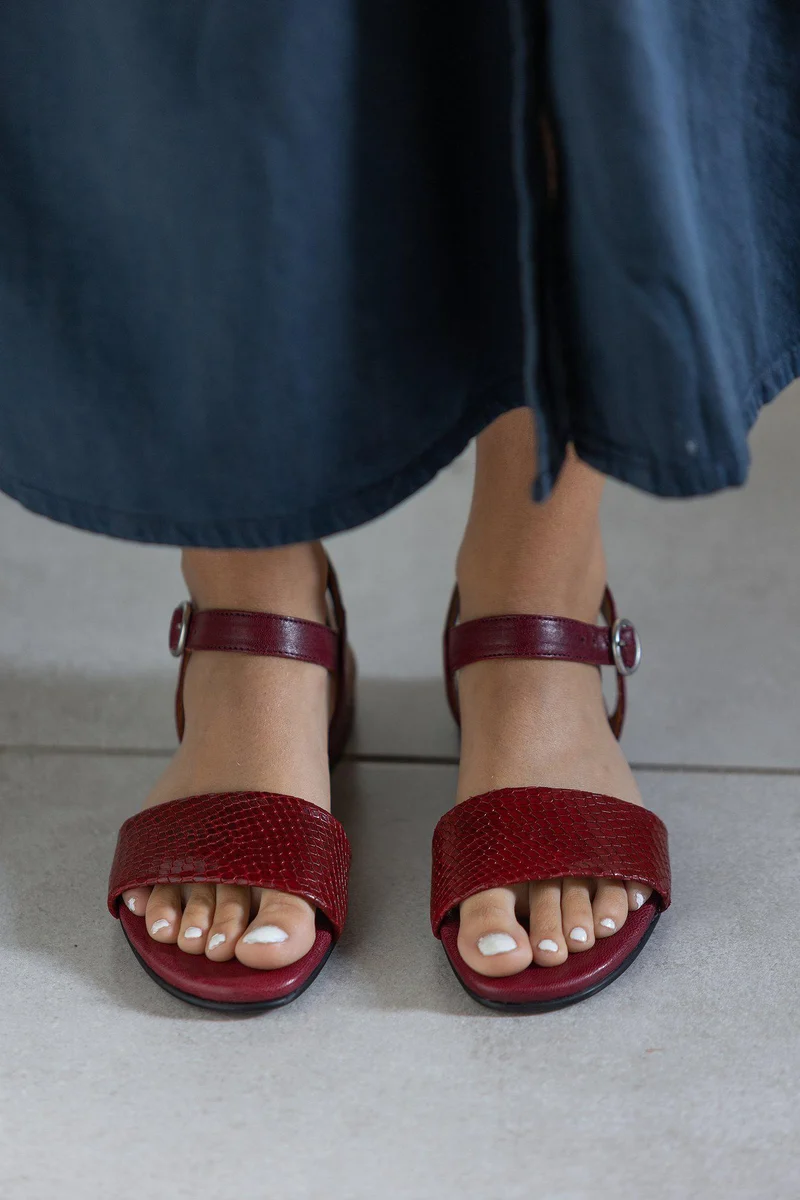 Marianne Outlet — Ruby red