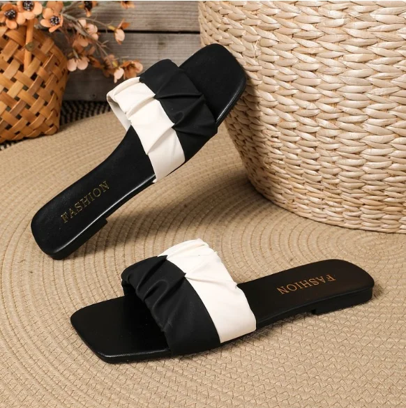 Damen-Sandalen mit Faltenoptik und flacher Sohle – Velmora