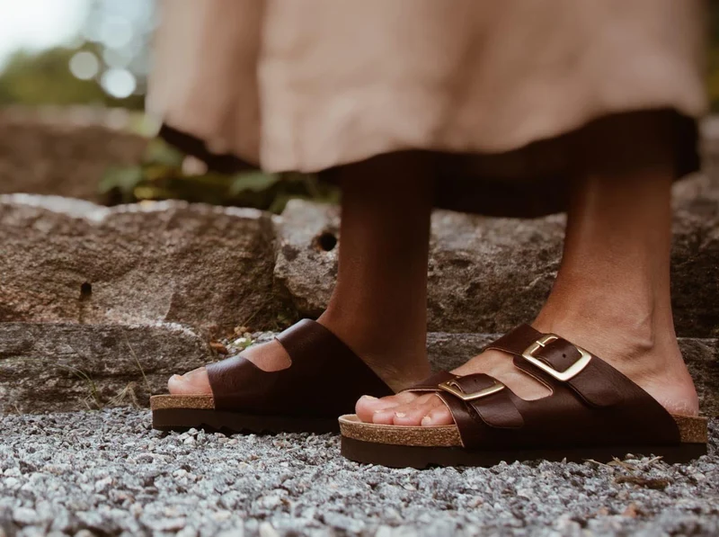 Vivienne Outlet — Chocolate