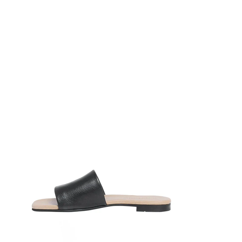 Madeleine Outlet — Black