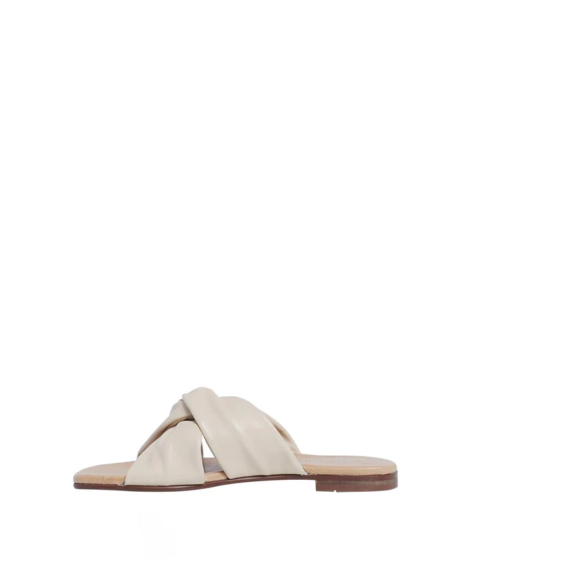 Madeleine Outlet — Sand