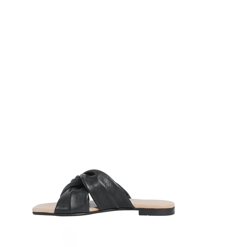 Madeleine Outlet — Black