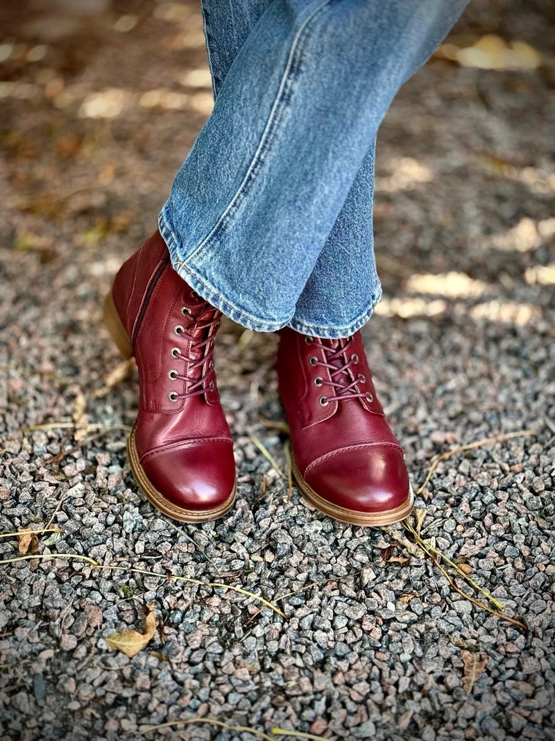 Pandora Laced boots — Wine