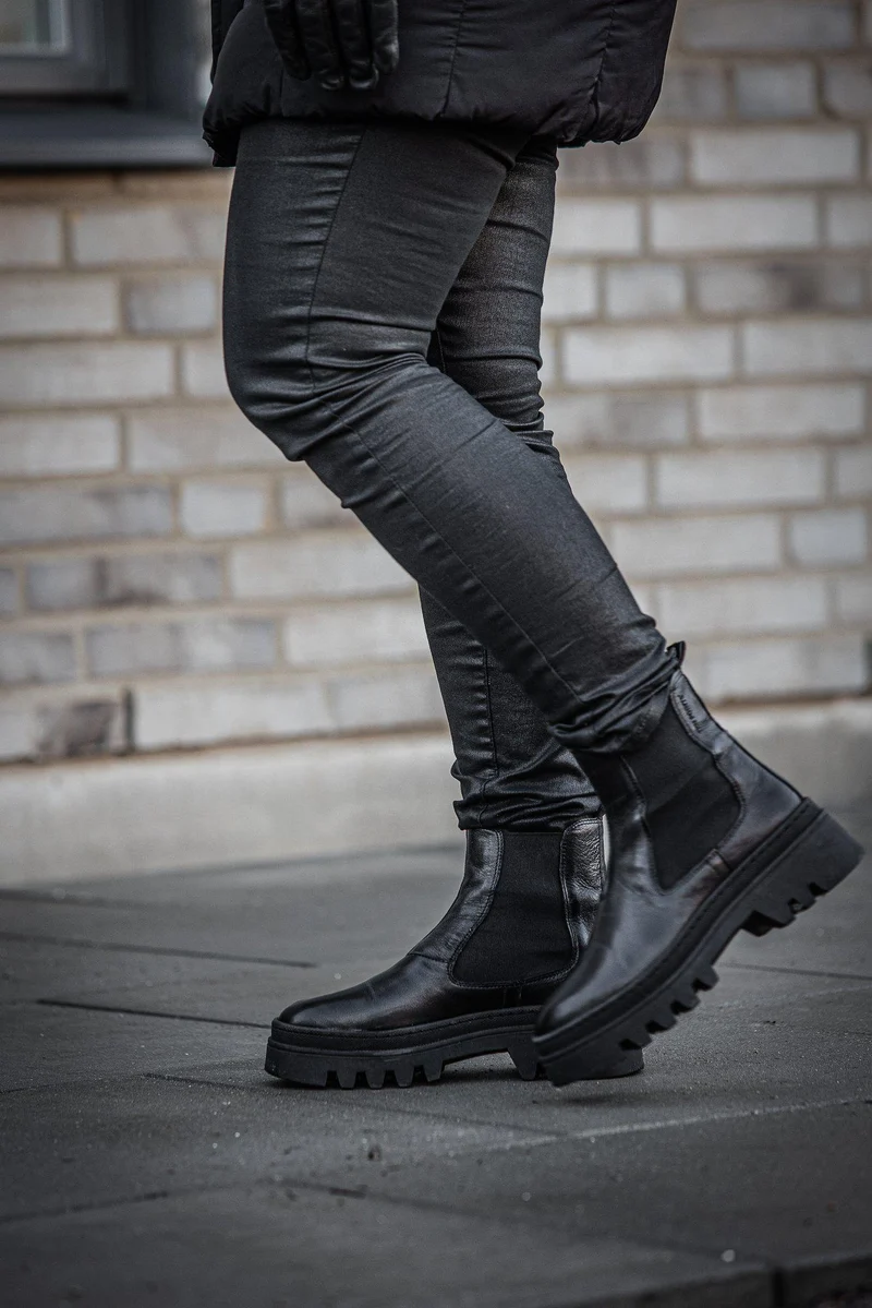 Hedda Outlet — Black