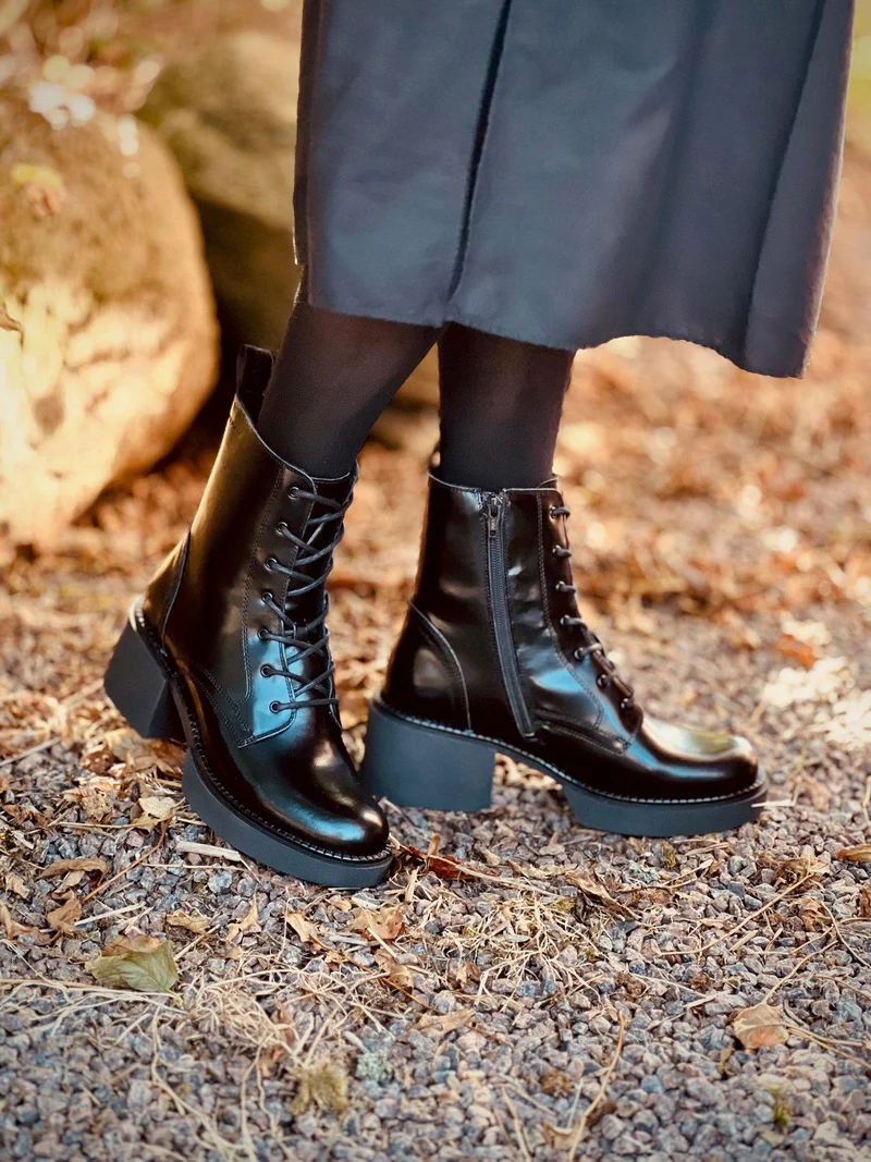 Selma Laced boots — Black