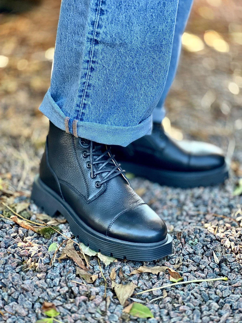 Mimmi Laced boots — Black