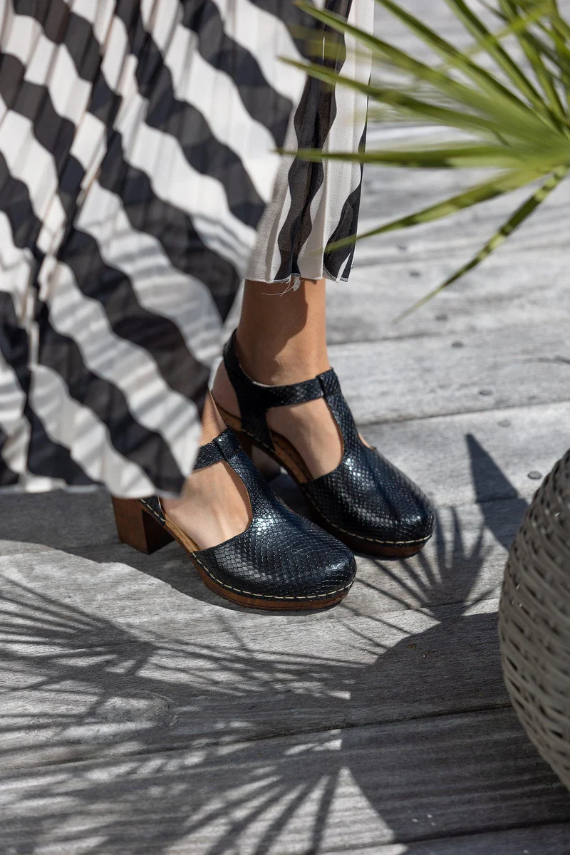 Amelia Outlet — Black