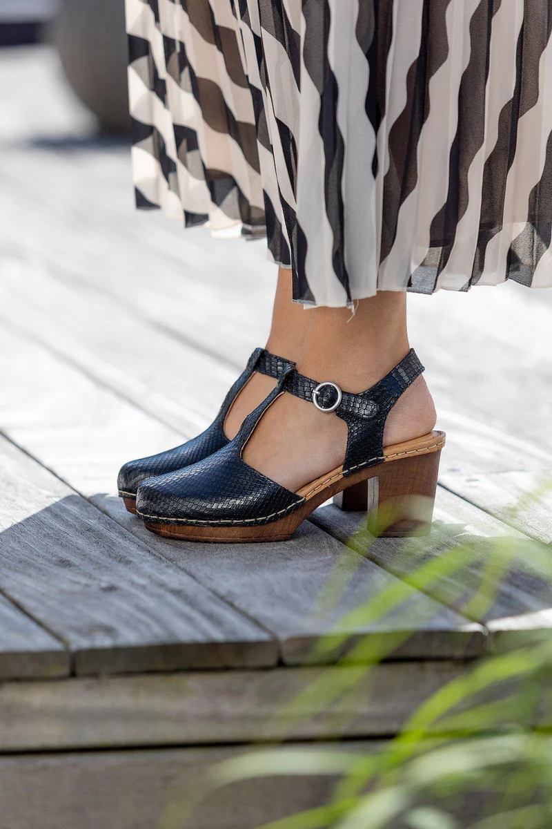 Amelia Outlet — Black
