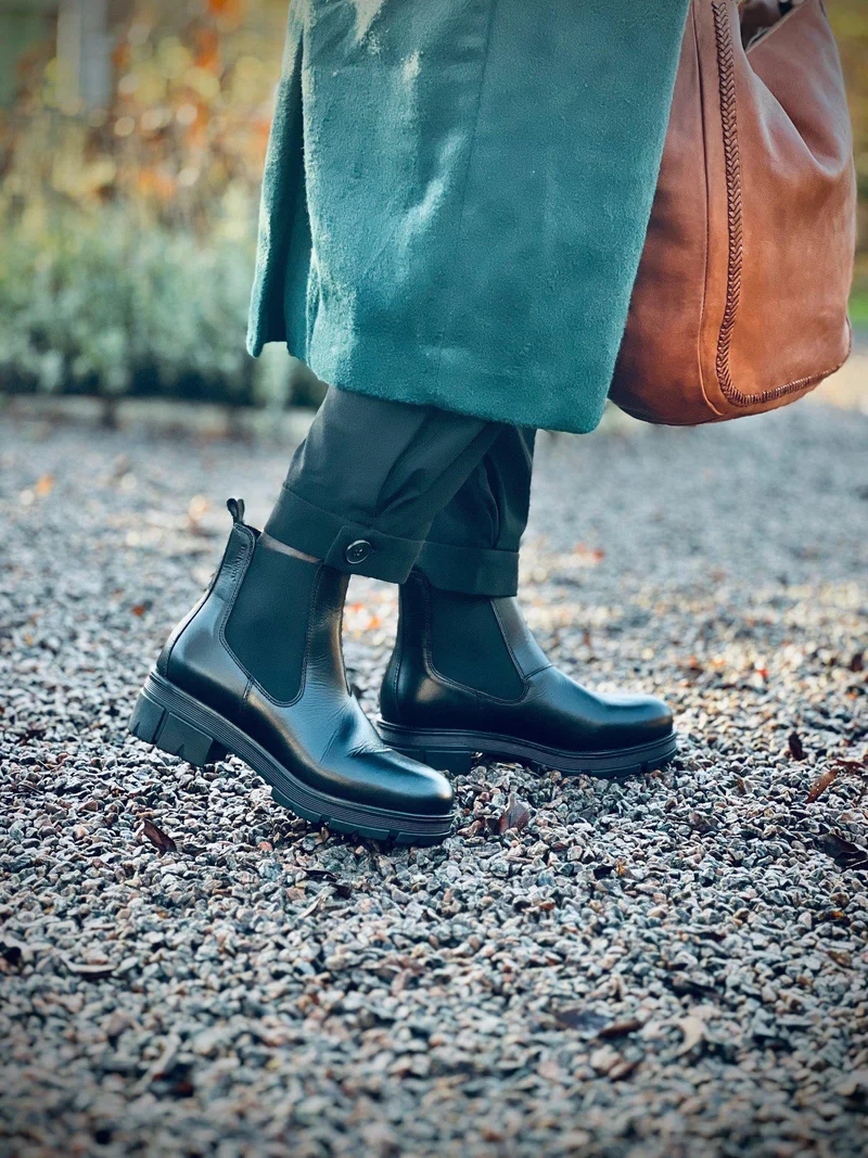 Cecilia Chelsea boots — Black