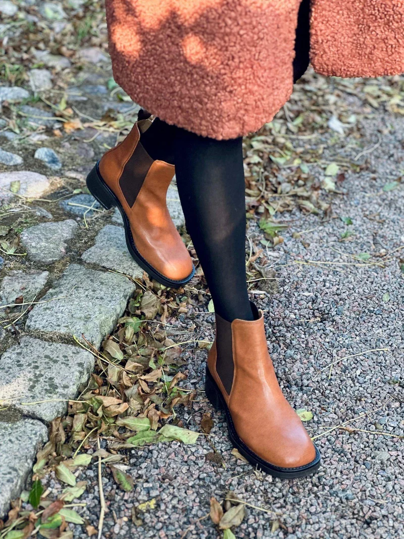 Ingrid Chelsea boots — Cognac
