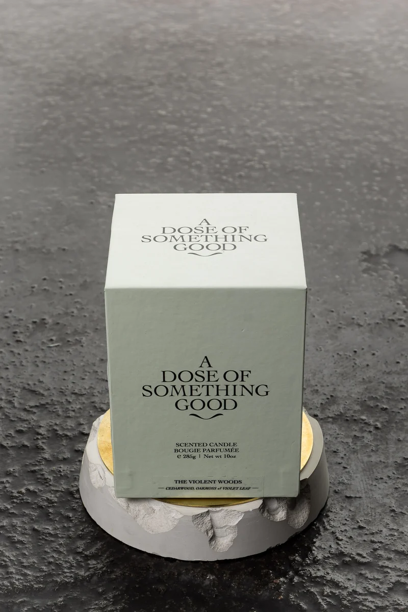 A DOSE OF SOMETHING GOOD Duftkerze THE VIOLENT WOODS weiß
